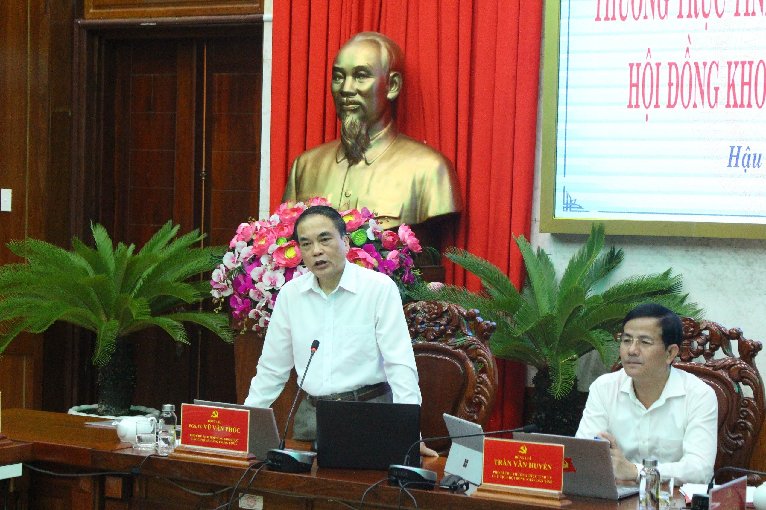 PGS.TS Vũ Văn Phúc, Phó Chủ tịch chuyên trách Hội đồng khoa học các cơ quan Đảng Trung ương phát biểu tại buổi làm việc.